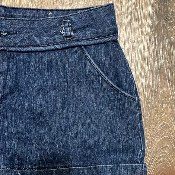 Premium BB Contour Denim Jeans
Shorts - Picture 3 of 9